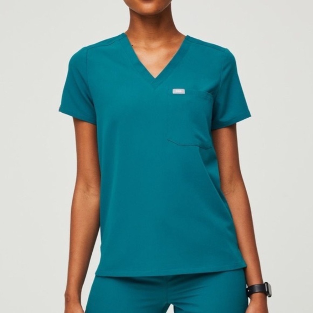 Women’s Figs Pacific Blue Catarina One Pocket Scrub Top, size XS